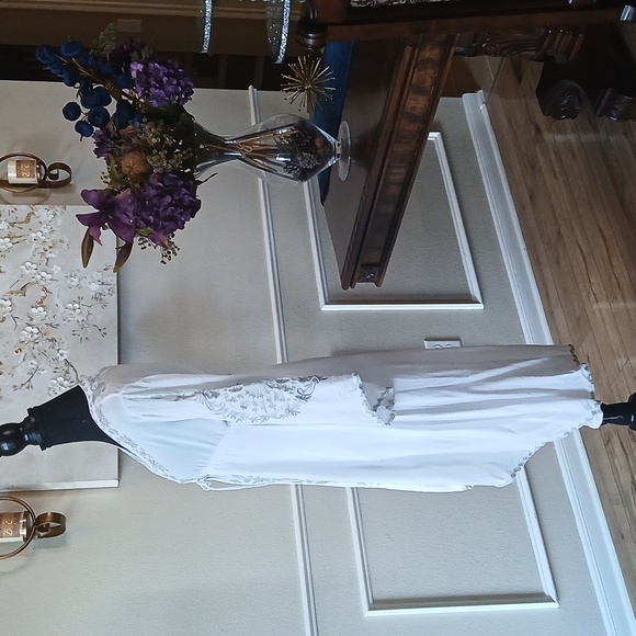 Women's White Boho Embroidered High Low Dress. Size M - Picture 8 of 17